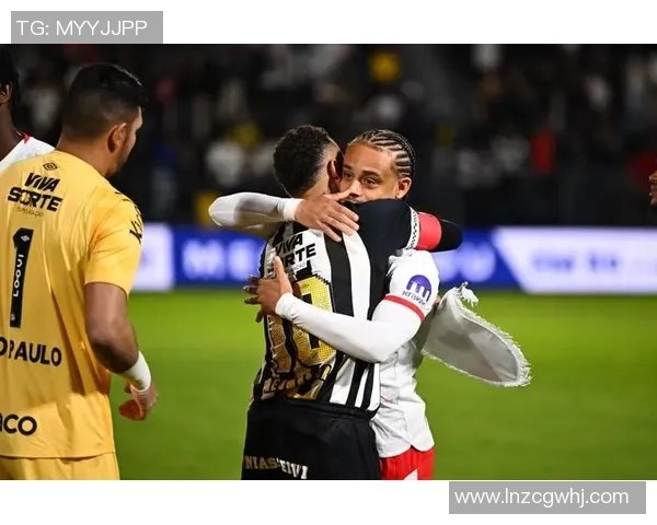 莱比锡与巴萨友谊赛激战成平逆转瞬间引发争议判罚热议 莱比锡与巴萨友谊赛激战成平逆转瞬间引发争议判罚热议