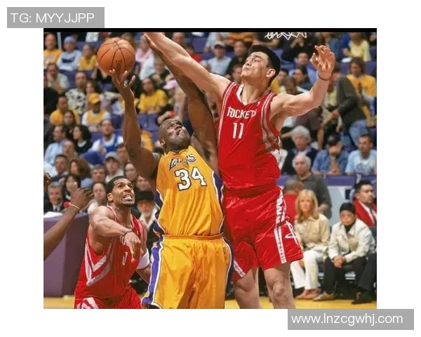 姚明在篮球场上展现惊人技巧与力量，打飞球的精彩瞬间引发全场欢呼