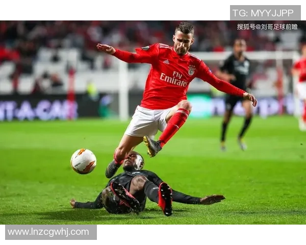 欧联杯精彩对决本菲卡与尤文图斯战成平局乌龙球成比赛转折点分析 欧联杯精彩对决本菲卡与尤文图斯战成平局乌龙球成比赛转折点分析